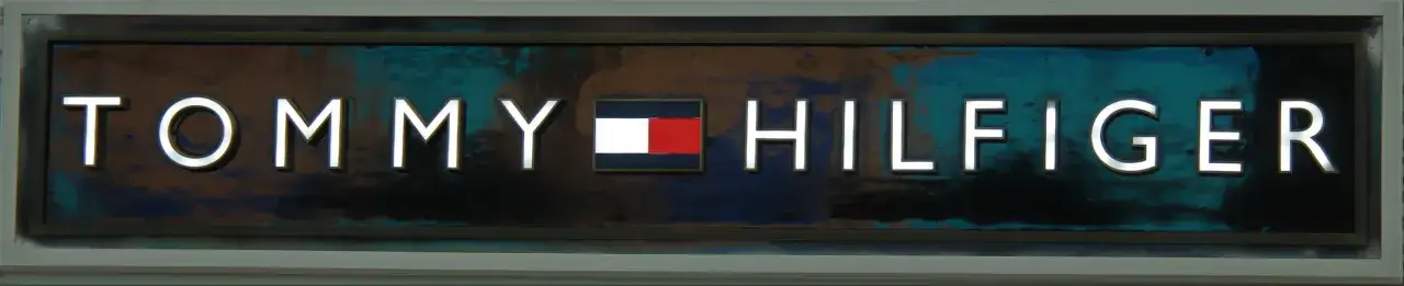 Litery TOMMY HILFIGER na tle z efektem marmuru. Poznaj, jak rozpoznać podróbkę Tommy Hilfiger, zwracając uwagę na detale logo.
