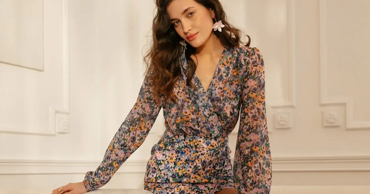 Stylizacje sukienka w kwiaty biżuteria przykłady