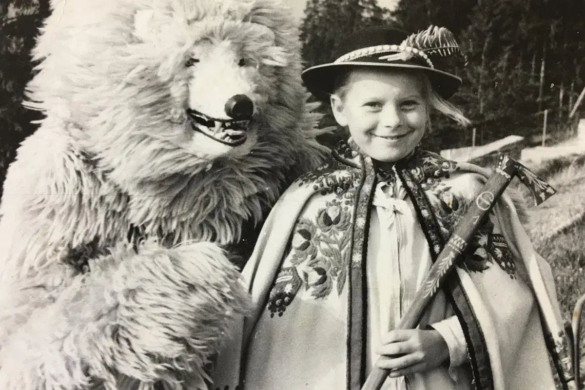 Biały miś w stroju ludowym i dziewczynka z ciupagą, gotowi do wsp&oacute;lnego śpiewania.