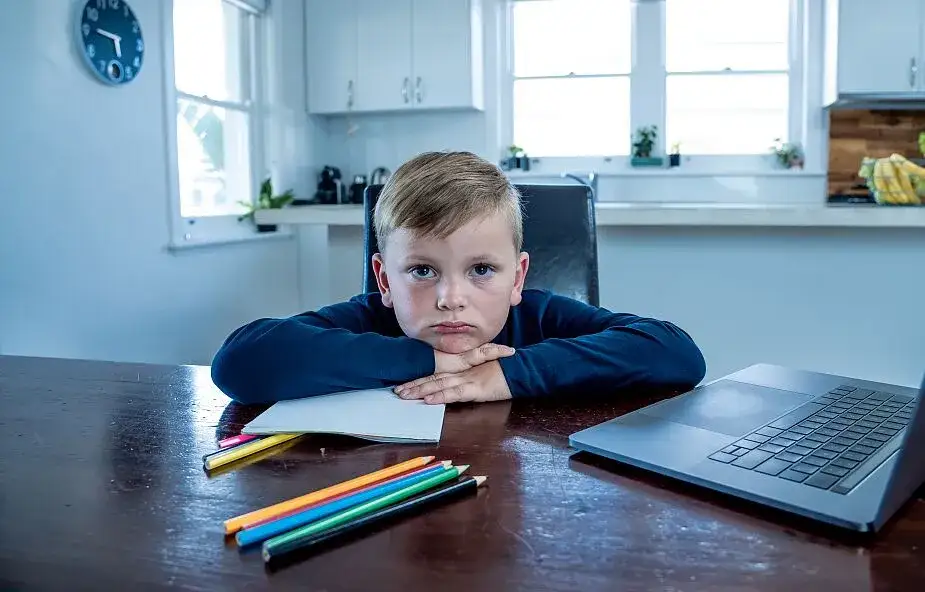 smutne dziecko przed komputerem problemy psychiczne nauka zdalna