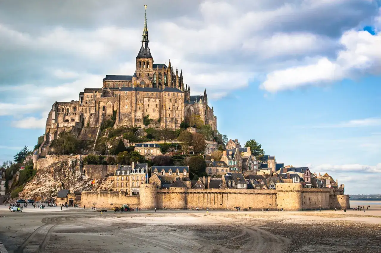 Mont Saint-Michel, symbol z czego słynie Francja, majestatycznie wznosi się na skalistej wyspie.
