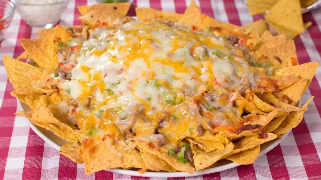 Nachos al horno caseros con carne y queso fundido