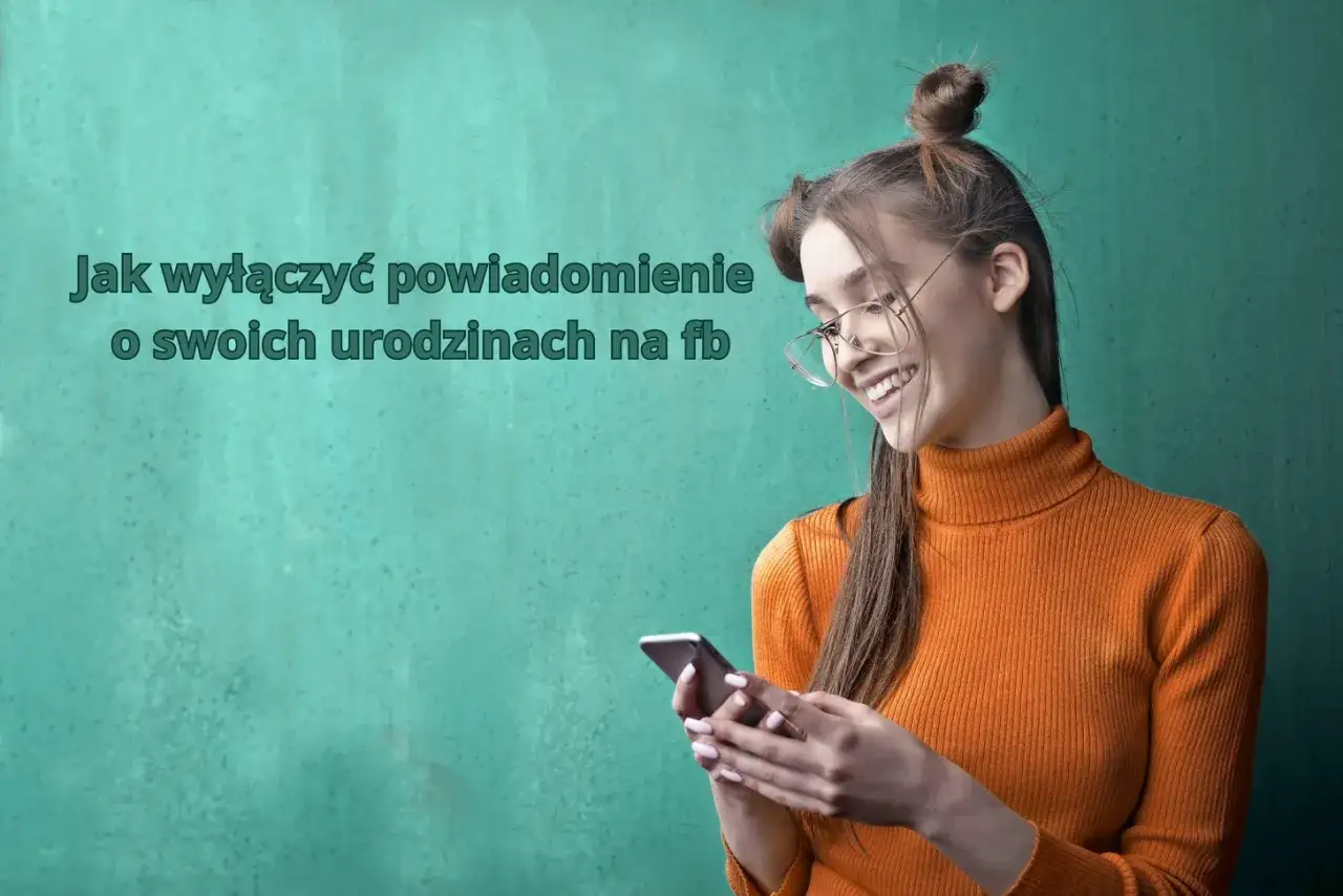 Uśmiechnięta dziewczyna z telefonem w ręku, tekst: 