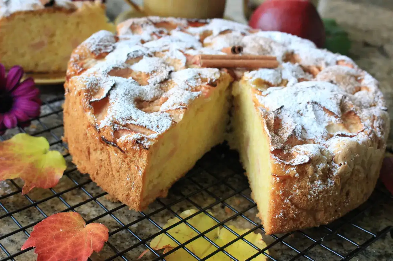 Puszysty, szybki jabłecznik na oleju, posypany cukrem pudrem i ozdobiony laską cynamonu. Idealny na jesienne popołudnie.