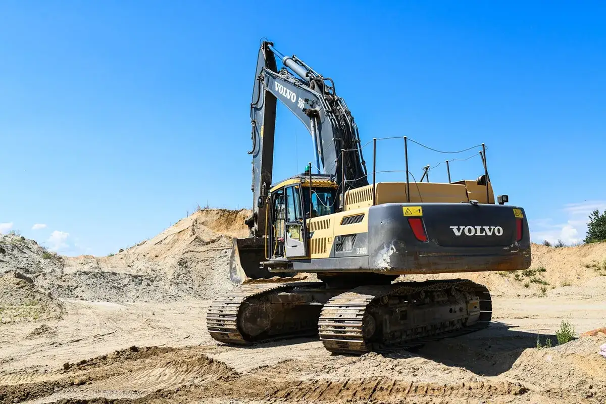 Koparka Volvo EC480D na placu budowy, gotowa do egzaminu na koparkę.