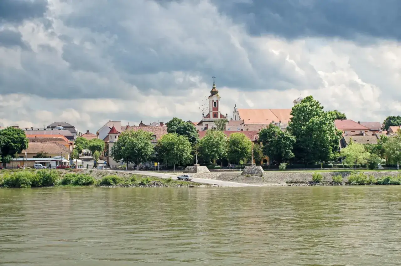 Widok na miasteczko nad Dunajem, z charakterystyczną wieżą kościelną. To część podr&oacute;ży, kt&oacute;ra prowadzi do Morza Czarnego.