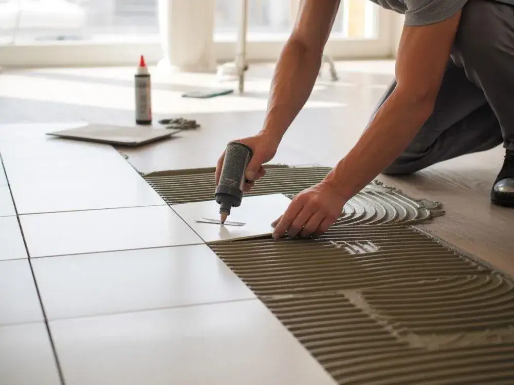 Układanie płytek na podłożu drewnianym metoda podw&oacute;jnego smarowania