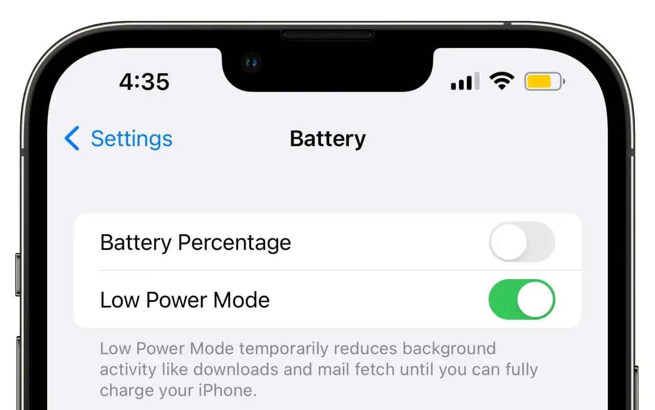 Czy tryb oszczędzania baterii niszczy baterię iPhone? Na ekranie ustawień widać włączony tryb niskiego poboru mocy, który nie szkodzi baterii.