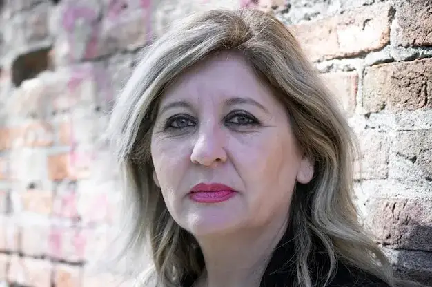 kobieta w średnim wieku zamyślona