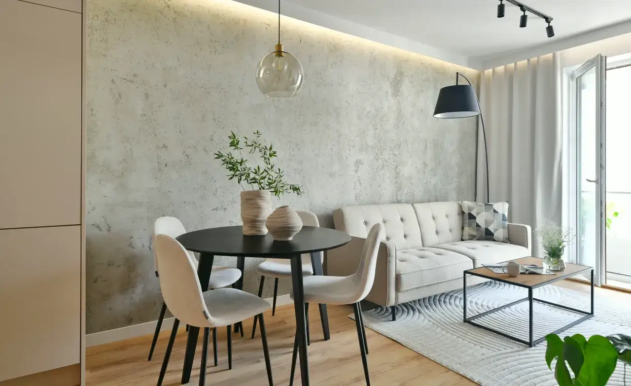 ściana z efektem betonu w salonie aranżacja z drewnem