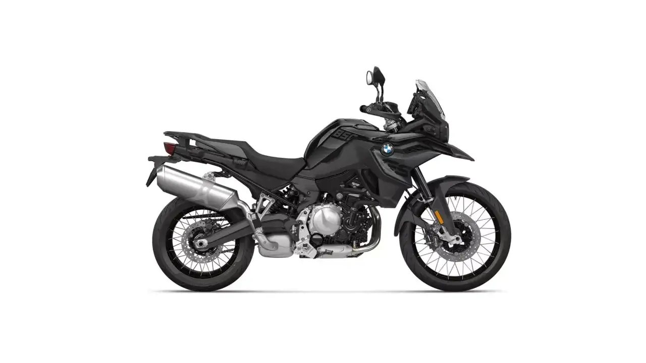 Czarny motocykl BMW GS 850, idealny do przyg&oacute;d. Poznaj jego dane techniczne i możliwości.