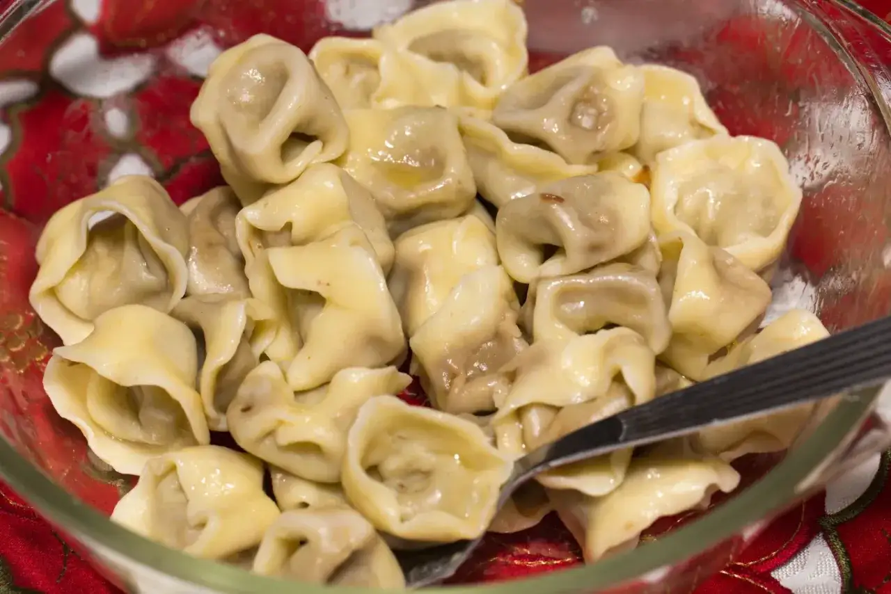 Miękkie uszka w misce, idealne na Wigilię. Sekret tkwi w cieście, jak zrobić ciasto na uszka żeby było miękkie.