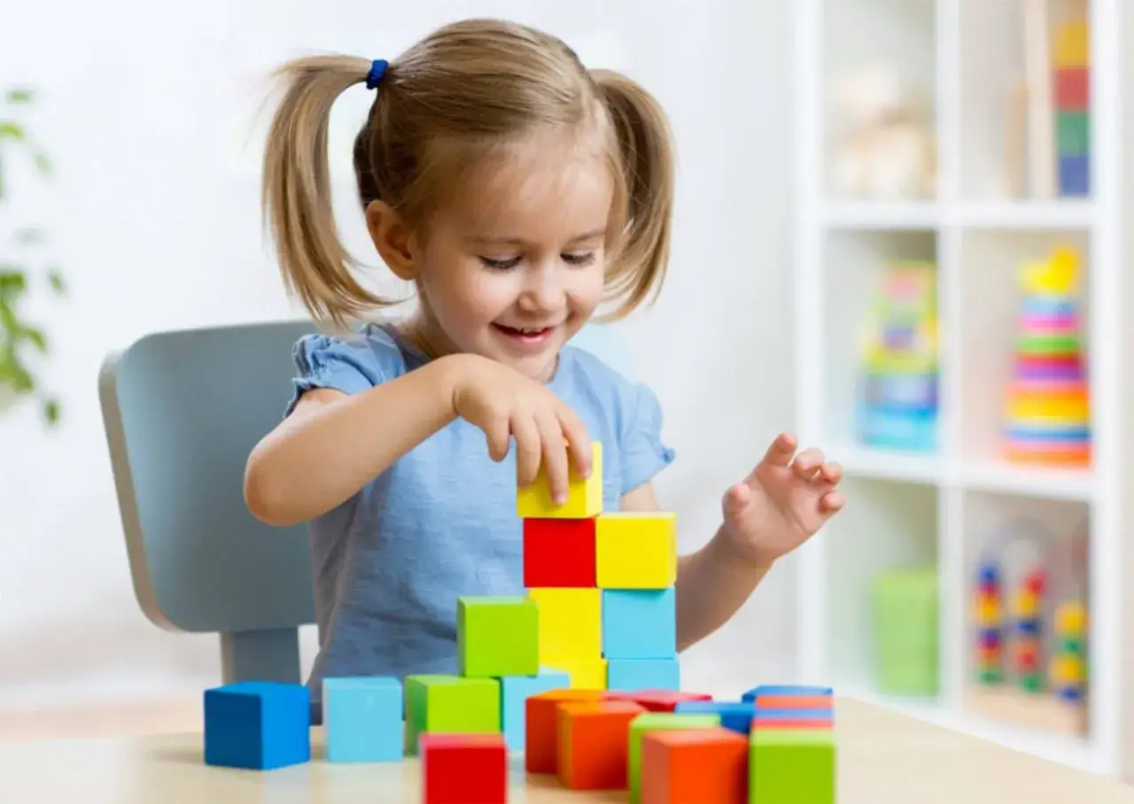 Dzieci bawiące się z klockami matematycznymi