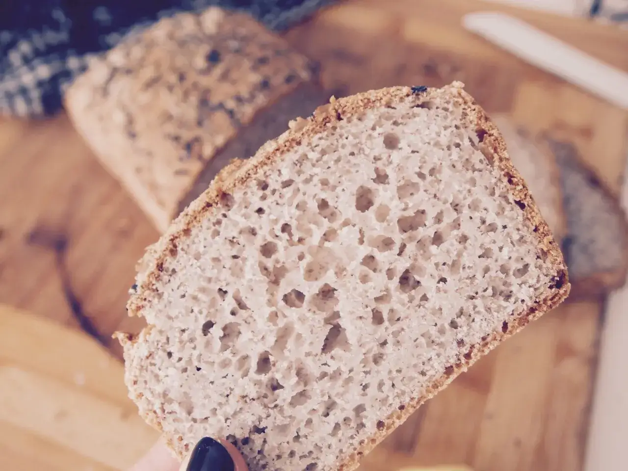 Puszysty chleb bezglutenowy, idealny na śniadanie. Przepis na ten pyszny, domowy wypiek jest prosty.