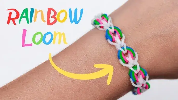 dzieci bawiące się bransoletkami z gumek, znak CE