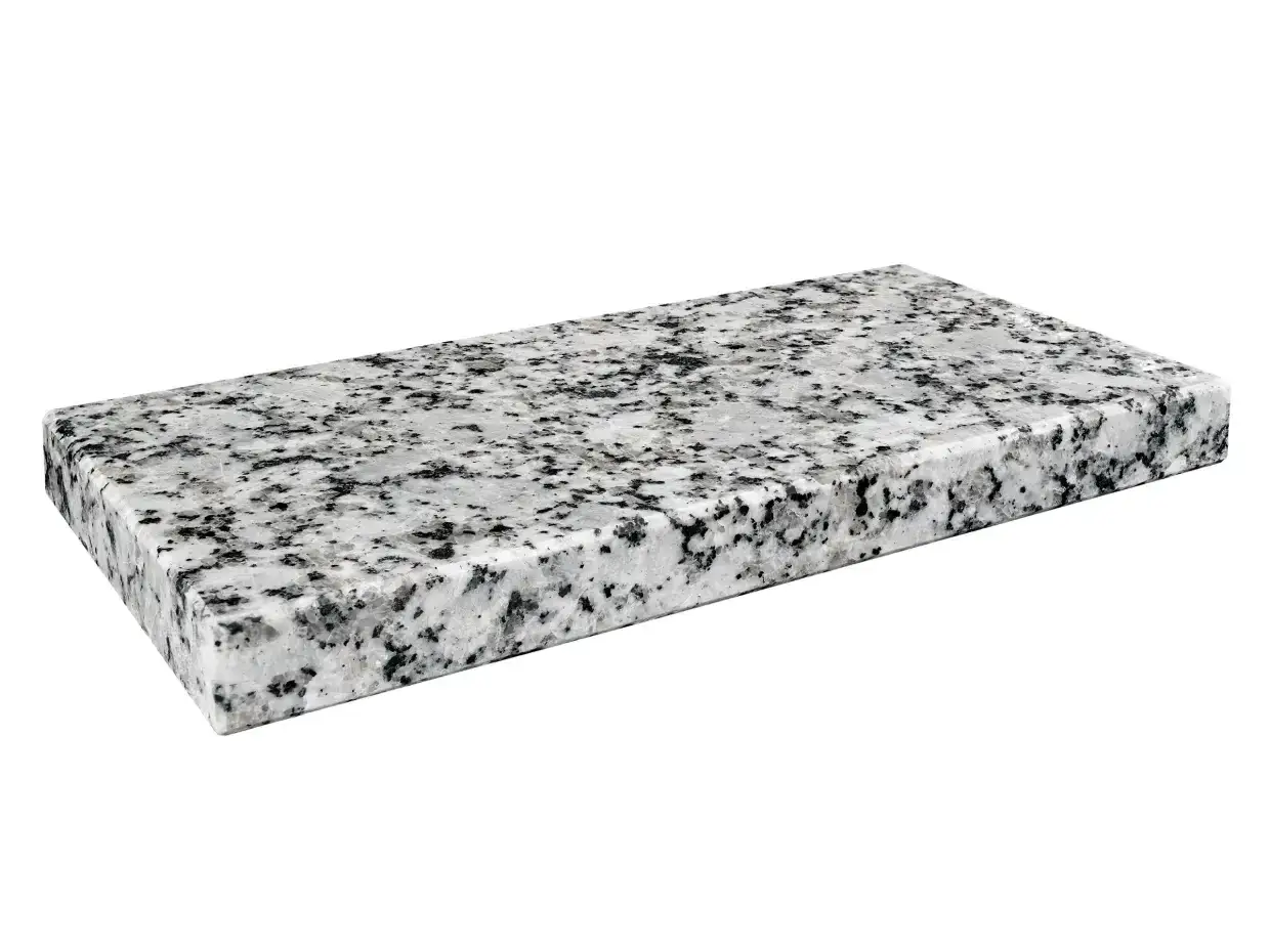 Srebrzysty granit o charakterystycznym, plamistym wzorze, przypominającym szary piryt.