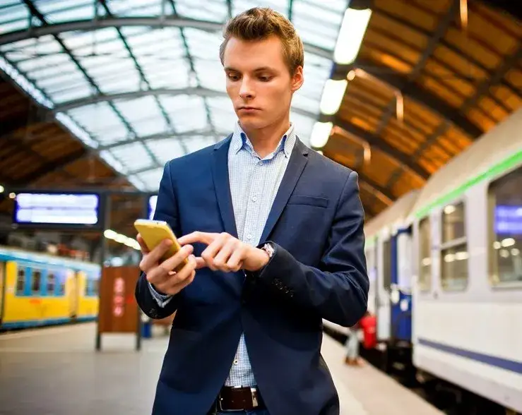 osoba zwracająca bilet na pociąg przez smartfona