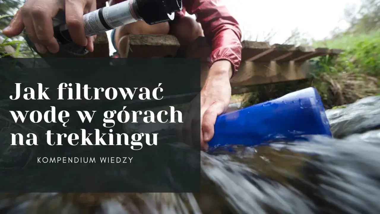 Oczyszczanie wody w g&oacute;rach na trekkingu: ręce trzymają filtr i niebieski pojemnik, przez kt&oacute;ry przelewa się strumień.