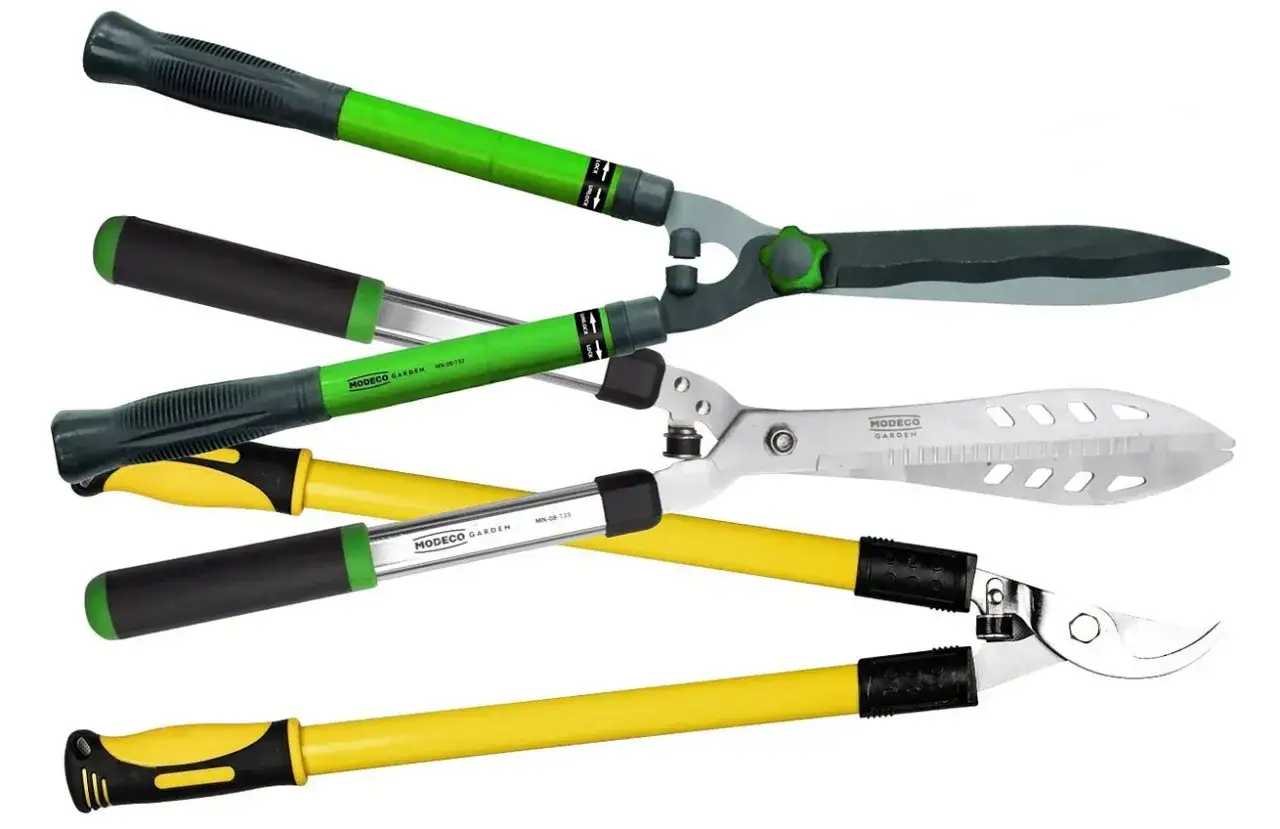 Zestaw kosiarki do żywopłotu z zielonymi i żółtymi uchwytami. Idealne do precyzyjnego przycinania roślin.