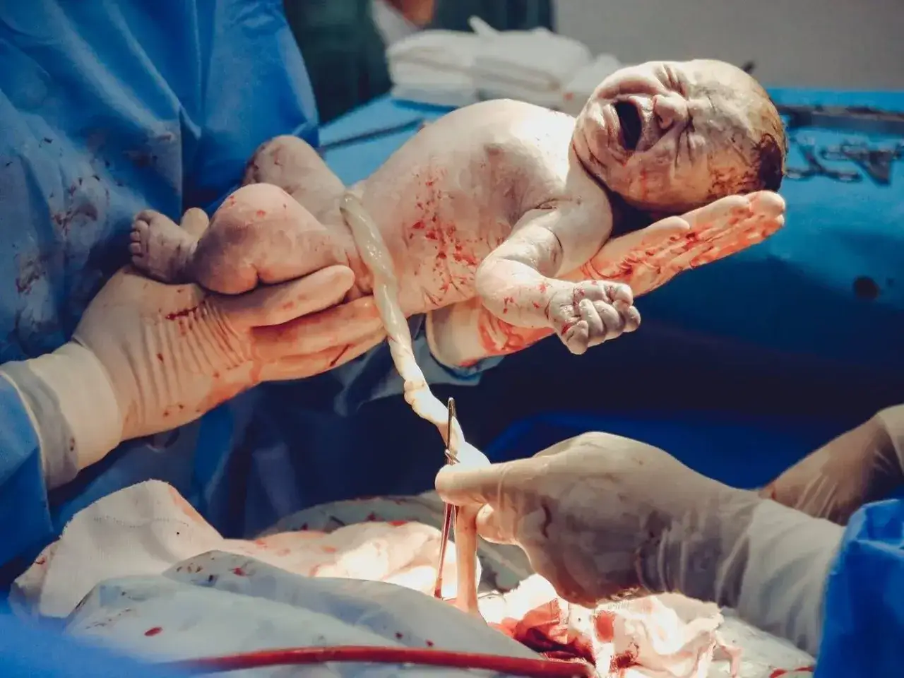 Kobieta w ciąży rozmawia z lekarzem, zadaje pytania