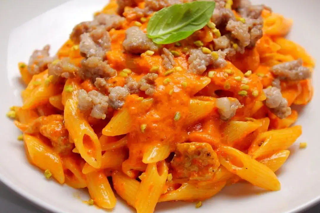 Pasta con crema di peperoni e salsiccia