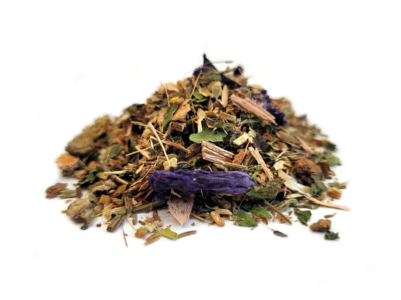Mieszanka ziół, w tym suszone kwiaty i kora, idealna jako herbata na zaparcia.