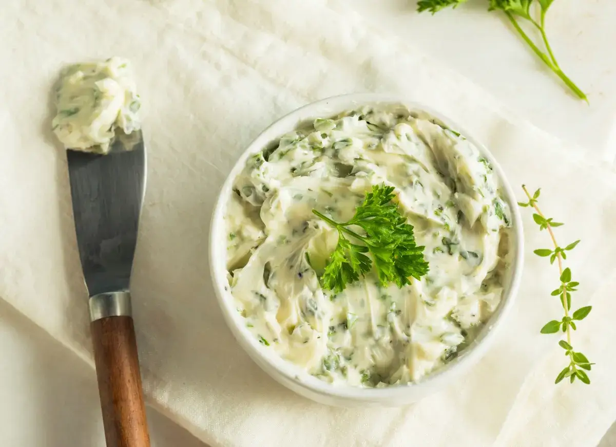 Domowy masło czosnkowe przepis. Kremowe masło z czosnkiem i ziołami, idealne do pieczywa.