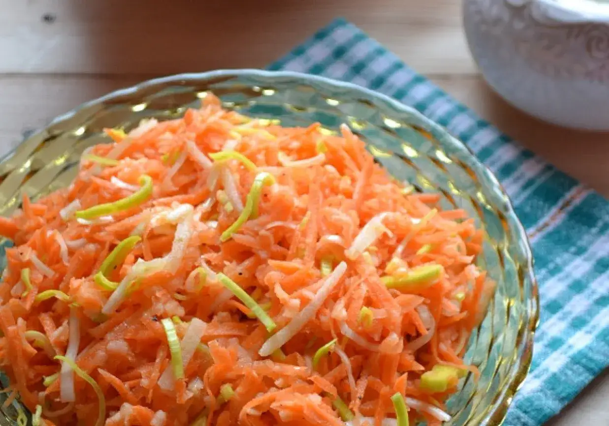 Pyszna surówka z marchewki i pora, idealna do obiadu. Prosty przepis na to, jak zrobić surówkę z pora.