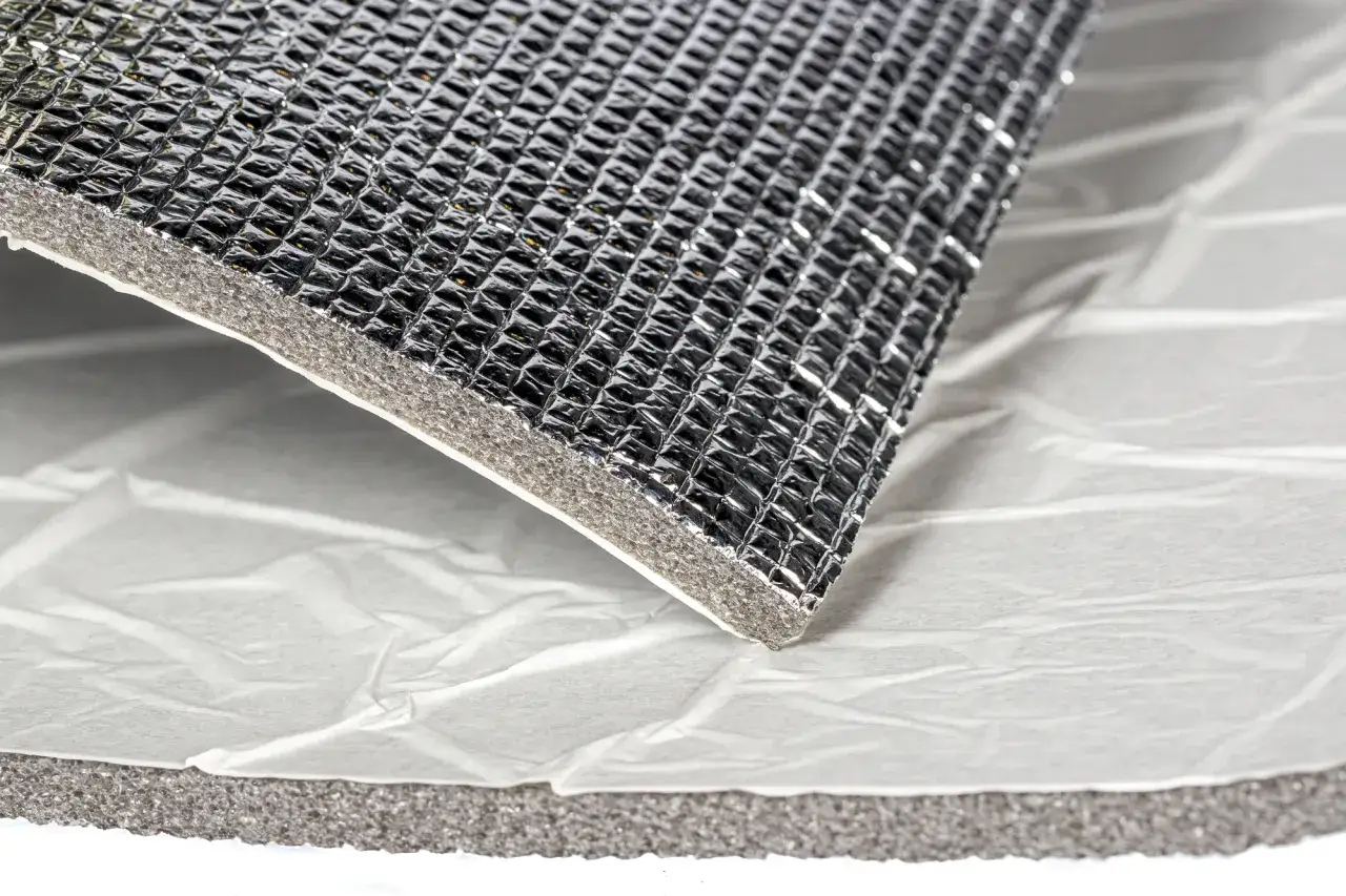 Izolacja akustyczna z folią aluminiową. Idealna, by wyciszyć parapet przed deszczem i zapewnić komfort.