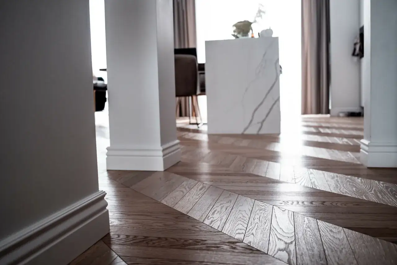 Białe listwy przypodłogowe w r&oacute;żnych wnętrzach