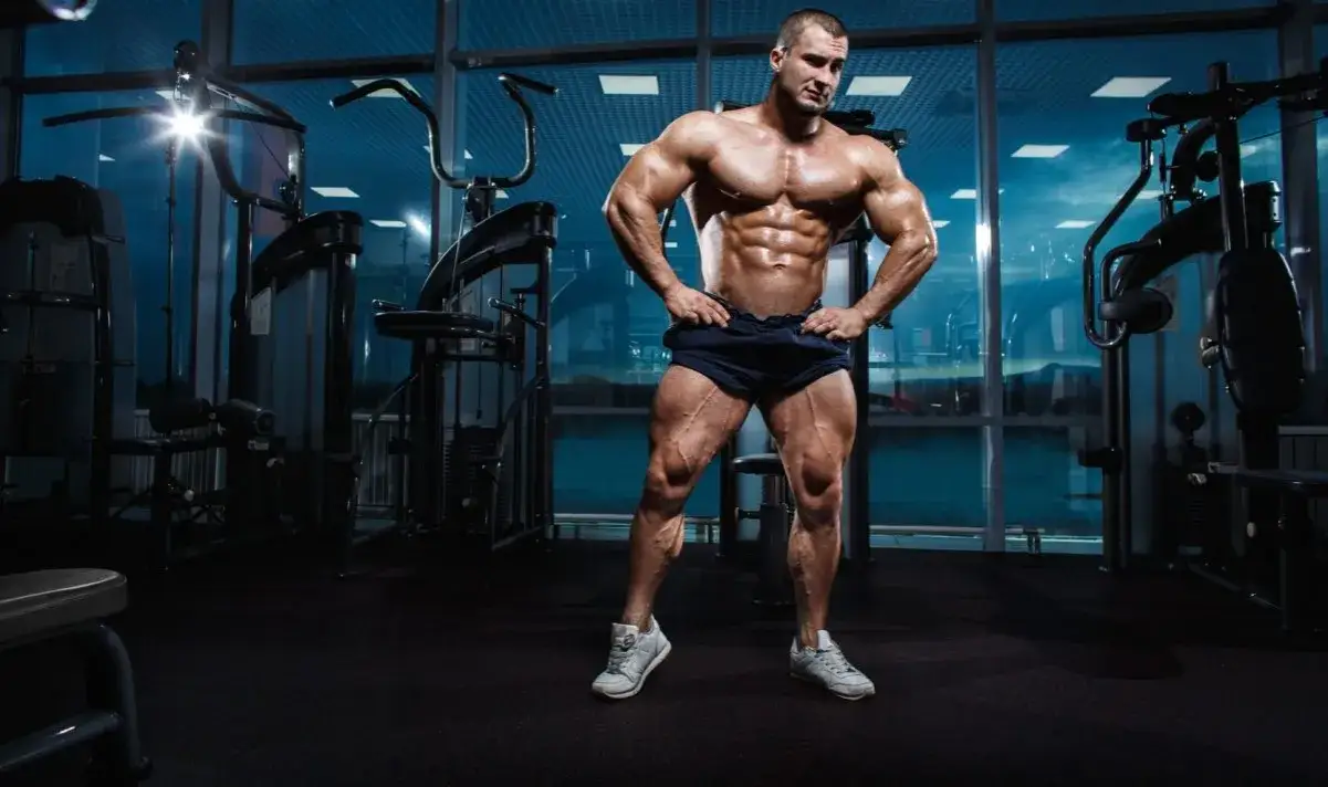 osoba ćwicząca z energią siłownia