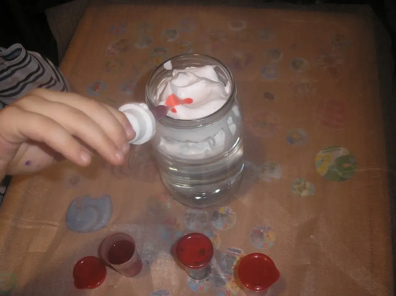 eksperyment deszczowa chmura w słoiku pianka do golenia