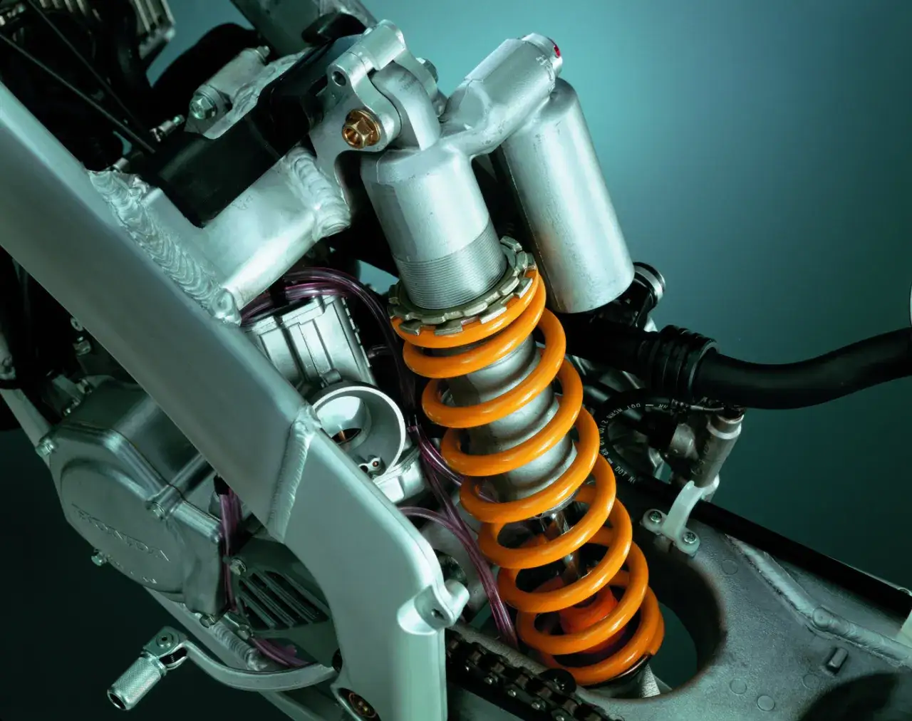 zużyty olej amortyzator motocyklowy wycieki