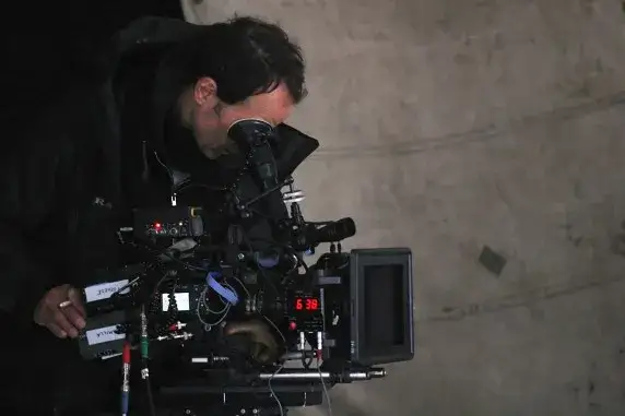 reżyser filmowy na planie filmowym, praca z aktorem