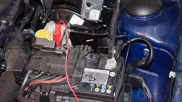 bezpieczne odłączanie akumulatora od prostownika zagrożenia