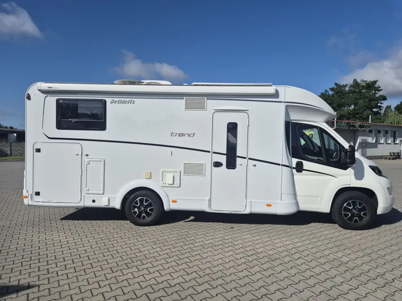 Biały kamper 4 osobowy Dethleffs Trend gotowy na wakacyjne przygody.