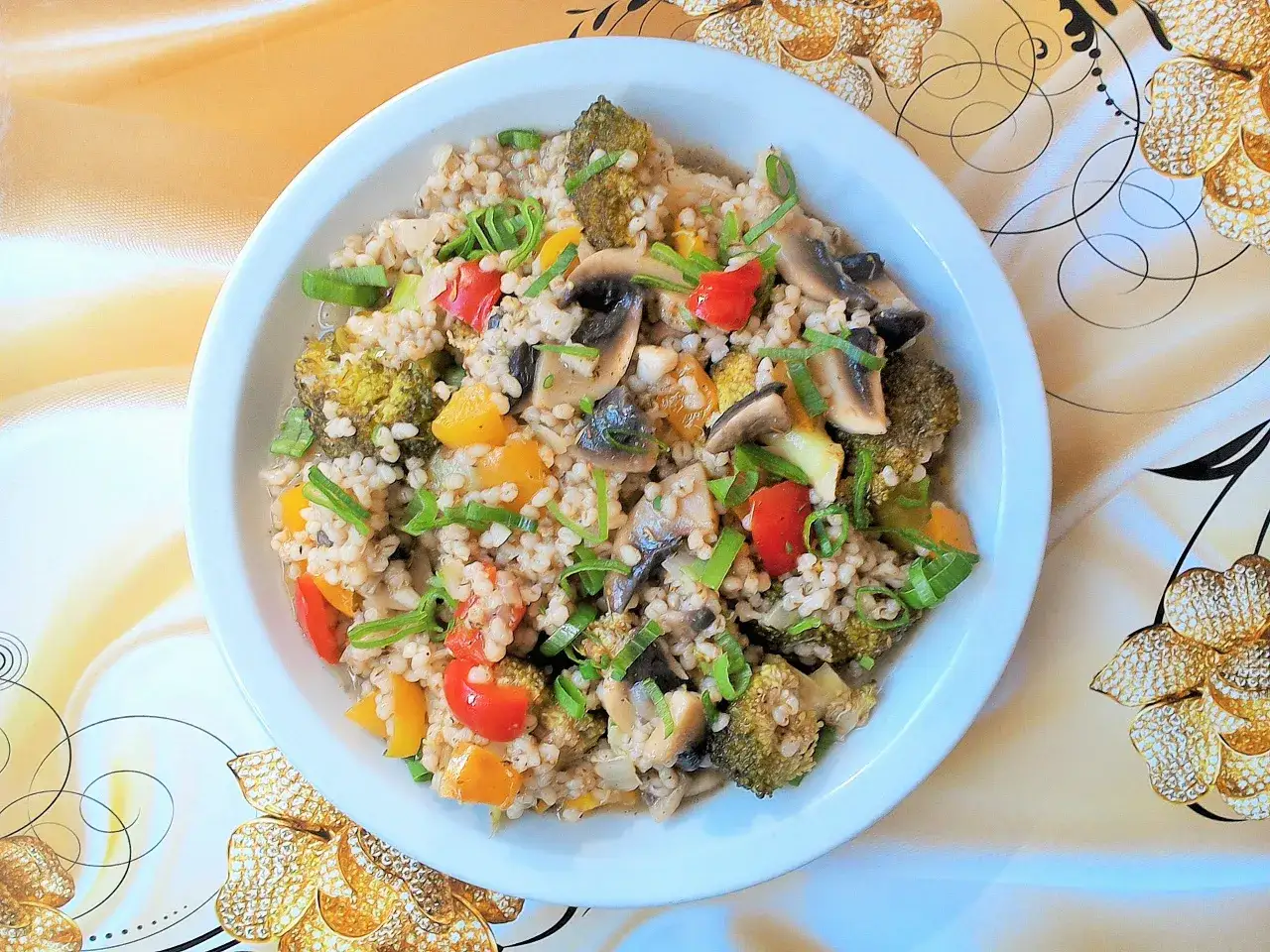 Pyszne danie z kaszy jęczmiennej z brokułami, pieczarkami i papryką. Świetny pomysł, co zrobić z ugotowanej kaszy jęczmiennej.