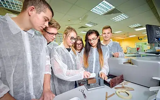 Grupa studentów na stażu w biurze