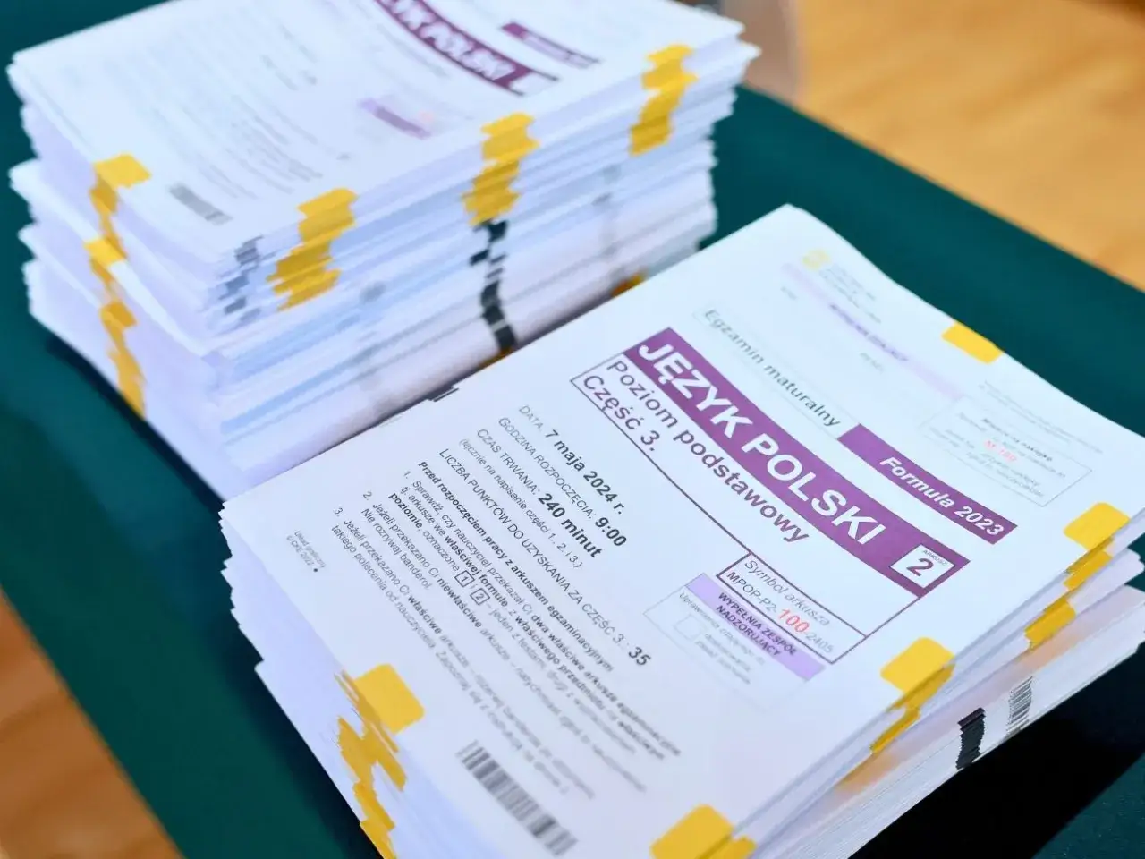 Stosy arkuszy z języka polskiego, gotowe do matury próbnej CKE. Egzamin odbędzie się 7 maja 2024 r.