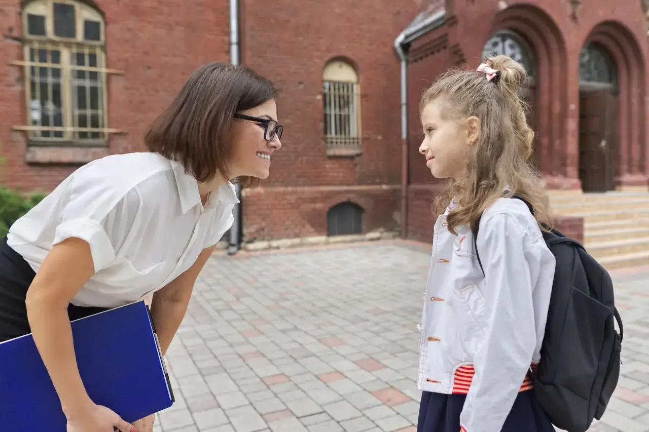 pedagog szkolny rozmawia z uczniem indywidualnie