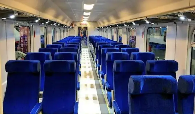 Wnętrze pociągu TLK starego typu oraz zmodernizowanego