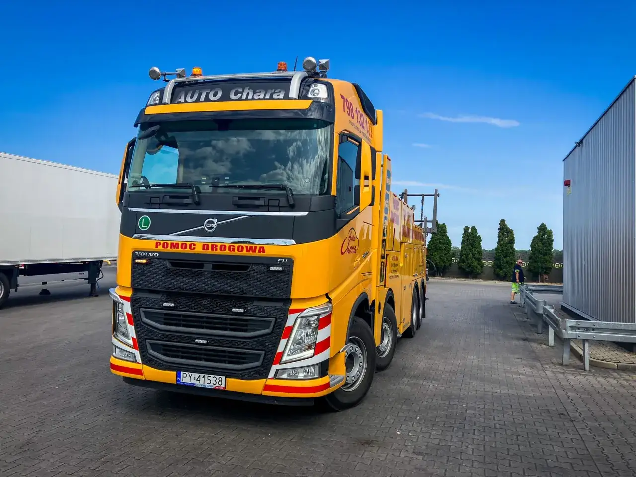 pomoc drogowa holująca samochód na autostradzie