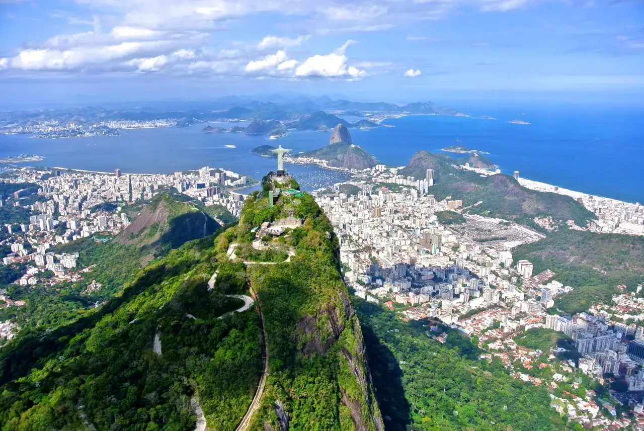 Widok na Rio de Janeiro z pomnikiem Chrystusa Odkupiciela. Czy Brazylia jest bezpieczna? To malownicze miasto zachwyca pięknem.
