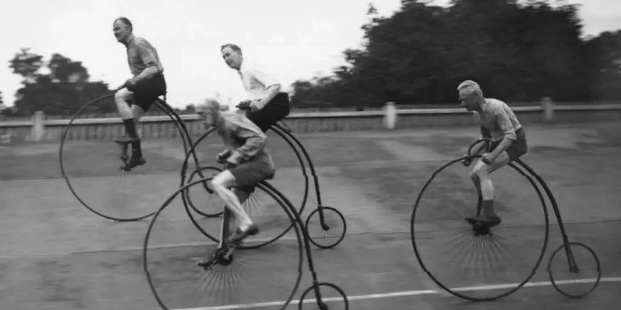 Czterech mężczyzn na welocypedach, świadectwo wczesnej kr&oacute;tka historia roweru.