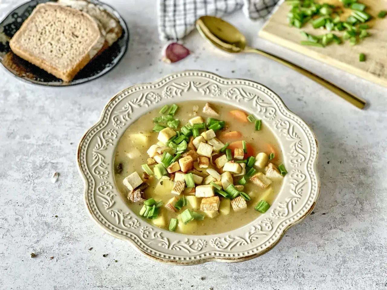 wegetariański barszcz biały z tofu i jajkiem