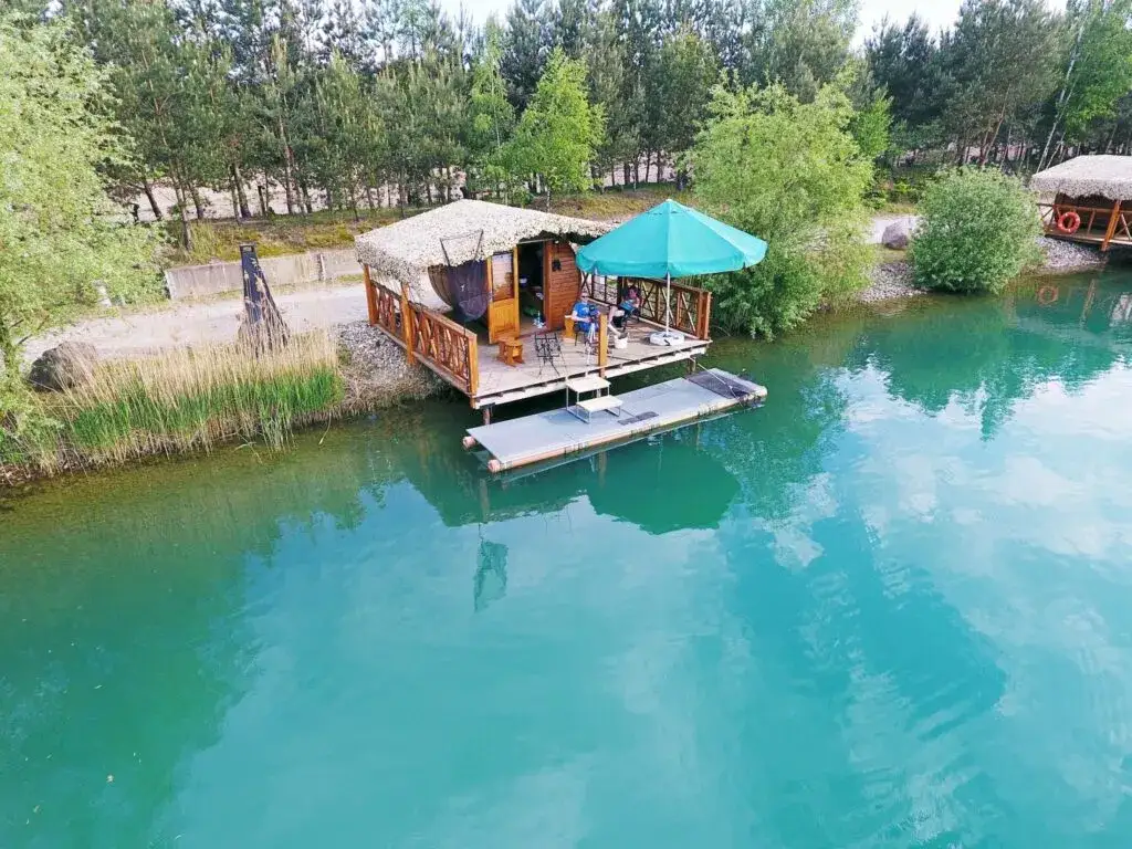 Wygodne stanowisko wędkarskie z domkiem na łowisku karpiowym