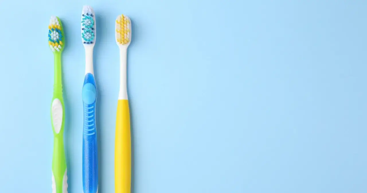 Trzy kolorowe szczoteczki do zębów leżą obok siebie. Zastanawiasz się, gdzie wyrzucić szczoteczkę do zębów?