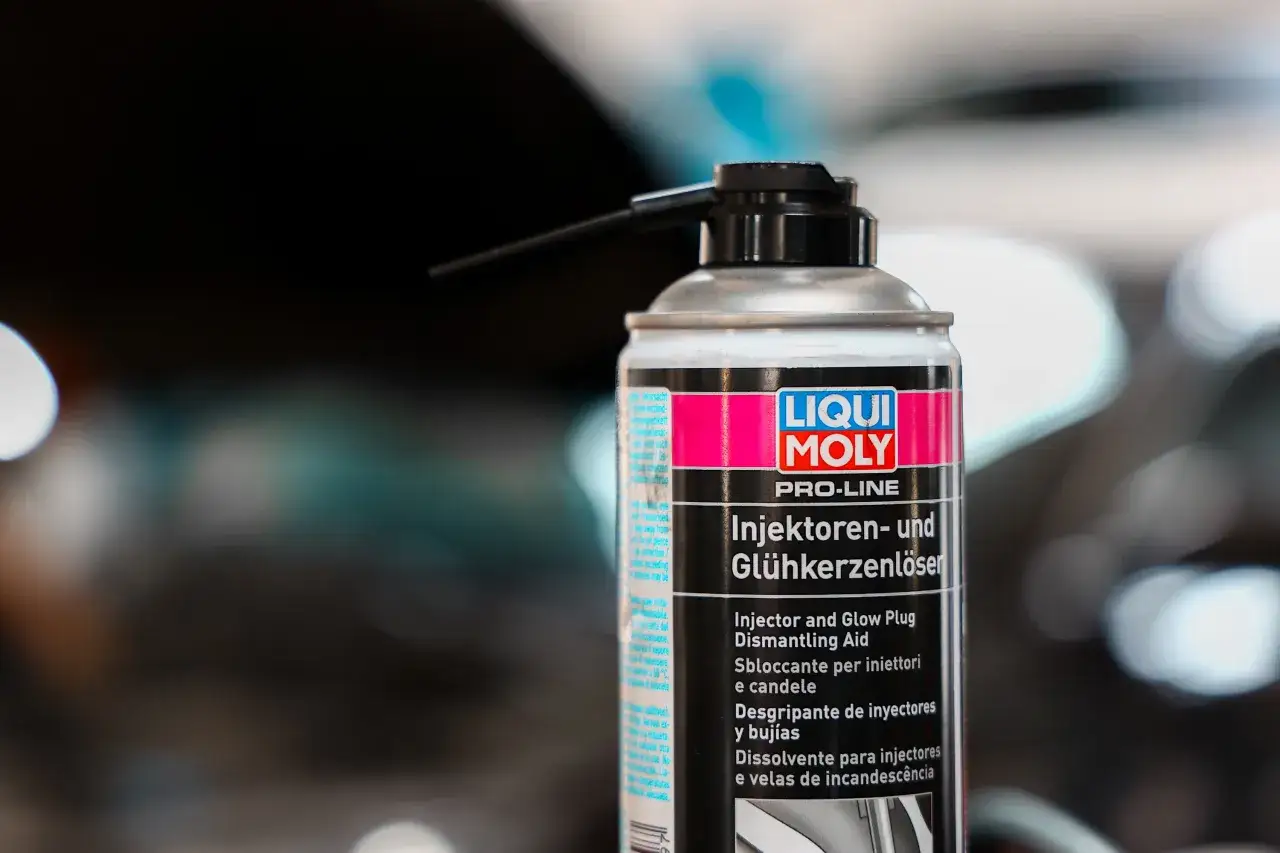 Puszka preparatu Liqui Moly do czyszczenia wtryskiwaczy i świec żarowych, ułatwiająca demontaż.
