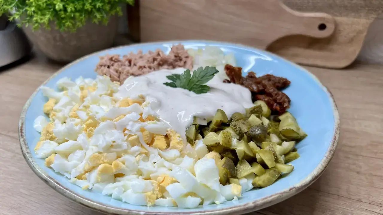 Keto sałatka z tuńczykiem warianty