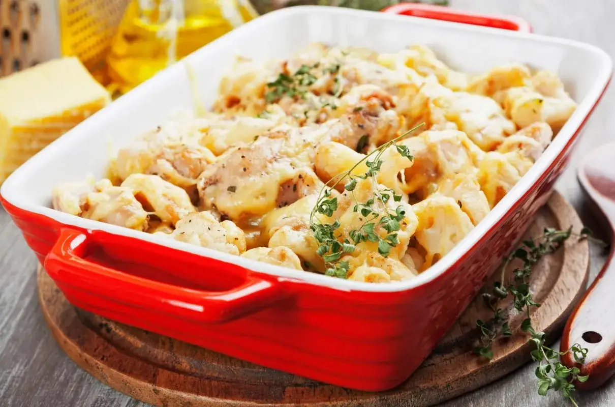 Zapiekanka z kalafiora i makaronu na stół